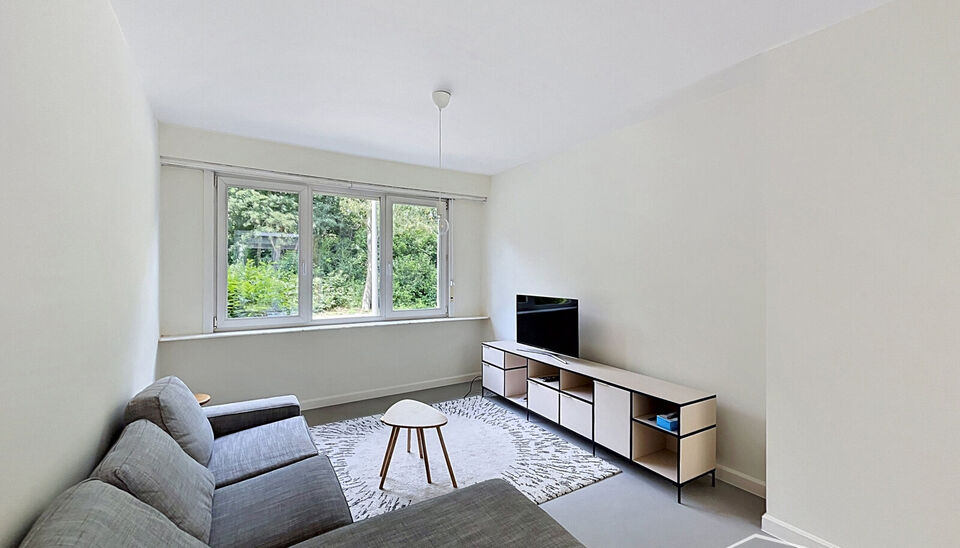 Charmant gerenoveerde woning met 3 slaapkamers en zonnige tuin, gelegen op wandelafstand van station Antwerpen-Berchem. Dankzij de ligging in een doodlopende straat geniet u hier van optimale rust en privacy. Bovendien bevindt zich aan het begin van de st