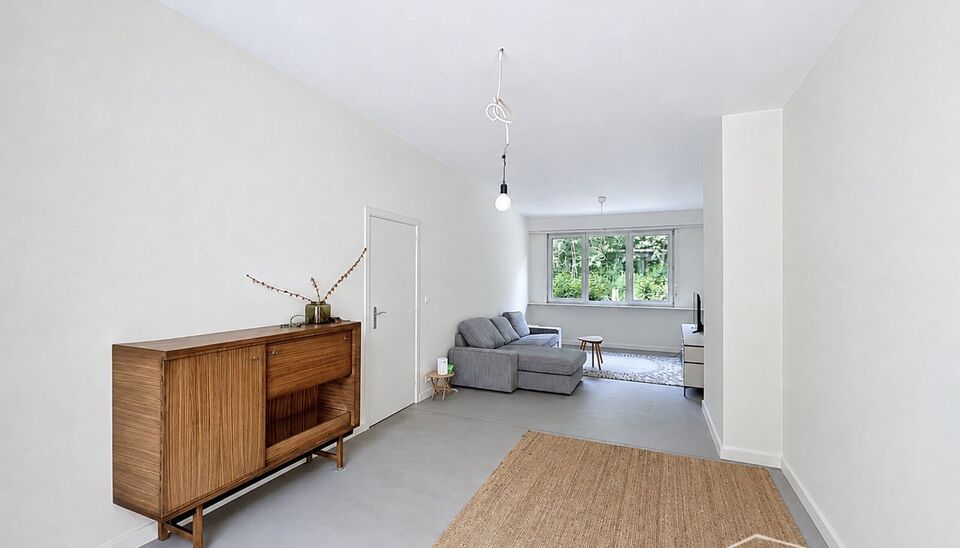 Charmant gerenoveerde woning met 3 slaapkamers en zonnige tuin, gelegen op wandelafstand van station Antwerpen-Berchem. Dankzij de ligging in een doodlopende straat geniet u hier van optimale rust en privacy. Bovendien bevindt zich aan het begin van de st