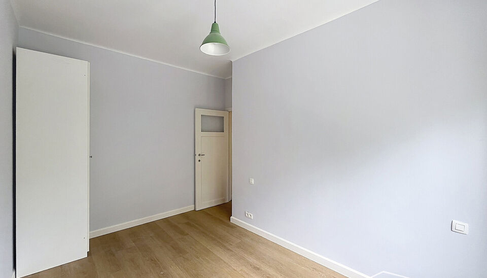 Charmant gerenoveerde woning met 3 slaapkamers en zonnige tuin, gelegen op wandelafstand van station Antwerpen-Berchem. Dankzij de ligging in een doodlopende straat geniet u hier van optimale rust en privacy. Bovendien bevindt zich aan het begin van de st