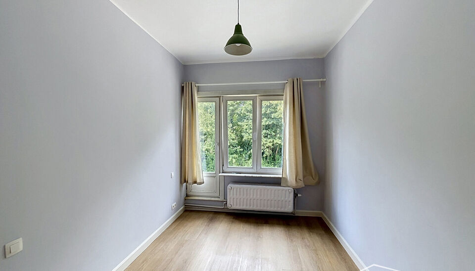 Charmant gerenoveerde woning met 3 slaapkamers en zonnige tuin, gelegen op wandelafstand van station Antwerpen-Berchem. Dankzij de ligging in een doodlopende straat geniet u hier van optimale rust en privacy. Bovendien bevindt zich aan het begin van de st