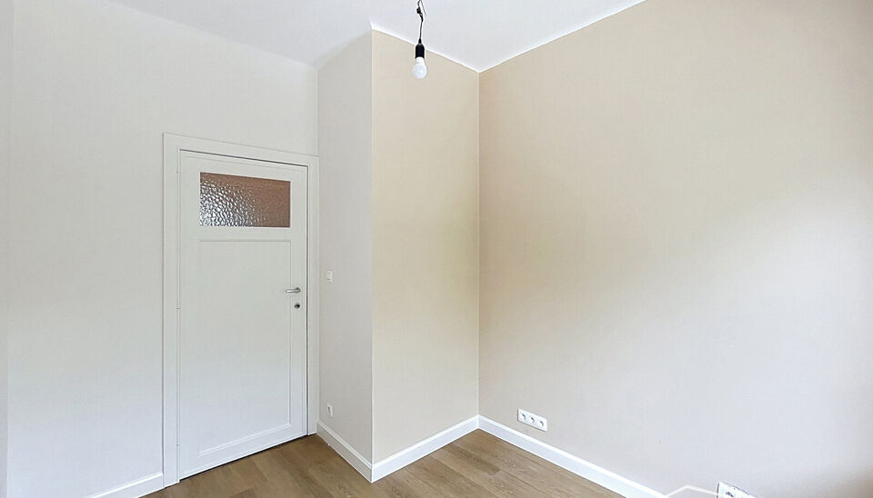 Charmant gerenoveerde woning met 3 slaapkamers en zonnige tuin, gelegen op wandelafstand van station Antwerpen-Berchem. Dankzij de ligging in een doodlopende straat geniet u hier van optimale rust en privacy. Bovendien bevindt zich aan het begin van de st