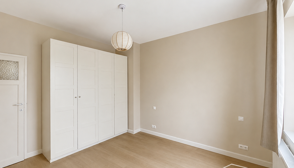Charmant gerenoveerde woning met 3 slaapkamers en zonnige tuin, gelegen op wandelafstand van station Antwerpen-Berchem. Dankzij de ligging in een doodlopende straat geniet u hier van optimale rust en privacy. Bovendien bevindt zich aan het begin van de st