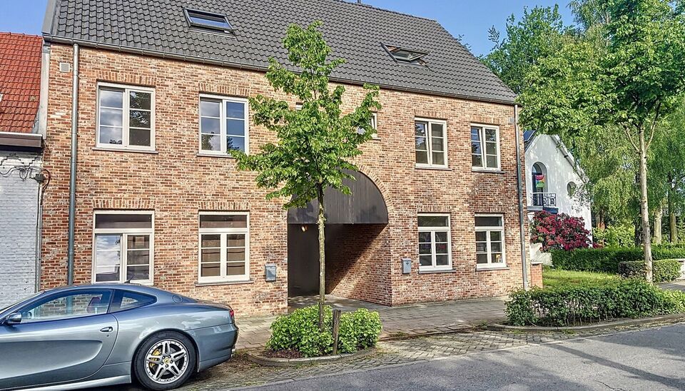 Deze stijlvolle woning uit 2011 bevindt zich op wandelafstand van zowel het ziekenhuis Klina als het centrum van Brasschaat.
Bij binnenkomst treft u een ruime inkomhal. De leefkeuken van ongeveer 29m&sup2; op tegelvloer is volledig uitgerust met een koelkast,