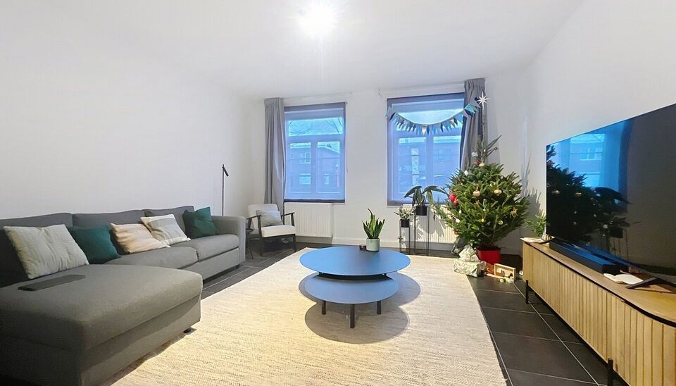 Deze stijlvolle woning uit 2011 bevindt zich op wandelafstand van zowel het ziekenhuis Klina als het centrum van Brasschaat.
Bij binnenkomst treft u een ruime inkomhal. De leefkeuken van ongeveer 29m&sup2; op tegelvloer is volledig uitgerust met een koelkast,