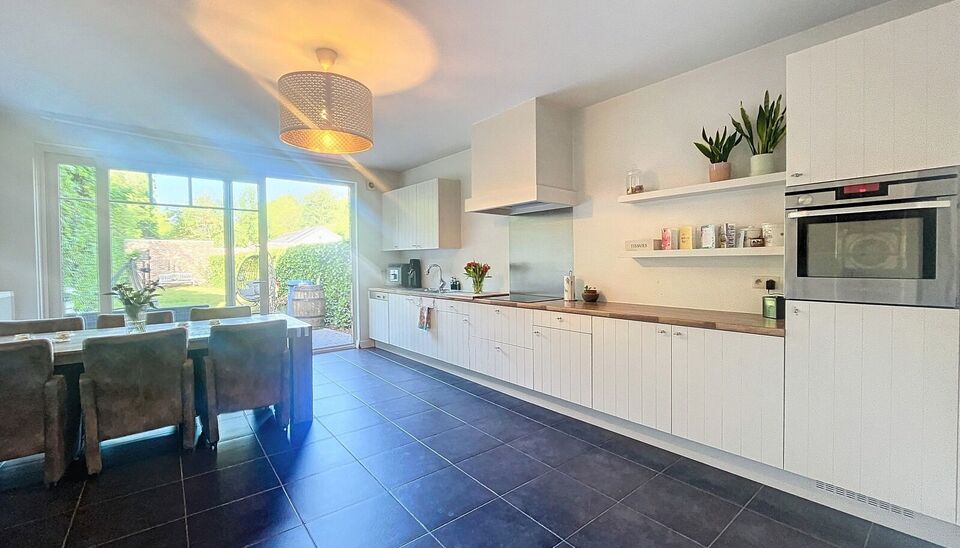 Deze stijlvolle woning uit 2011 bevindt zich op wandelafstand van zowel het ziekenhuis Klina als het centrum van Brasschaat.
Bij binnenkomst treft u een ruime inkomhal. De leefkeuken van ongeveer 29m&sup2; op tegelvloer is volledig uitgerust met een koelkast,