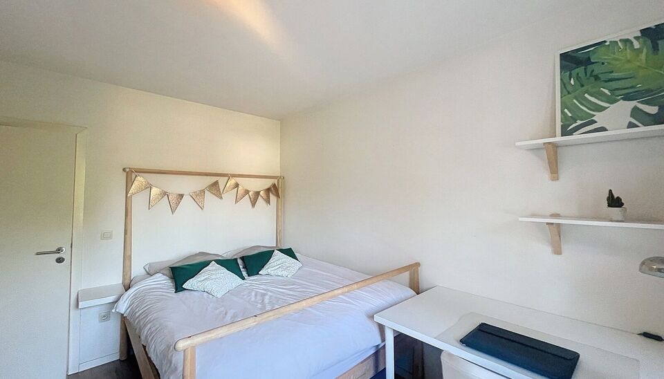 Deze stijlvolle woning uit 2011 bevindt zich op wandelafstand van zowel het ziekenhuis Klina als het centrum van Brasschaat.
Bij binnenkomst treft u een ruime inkomhal. De leefkeuken van ongeveer 29m&sup2; op tegelvloer is volledig uitgerust met een koelkast,