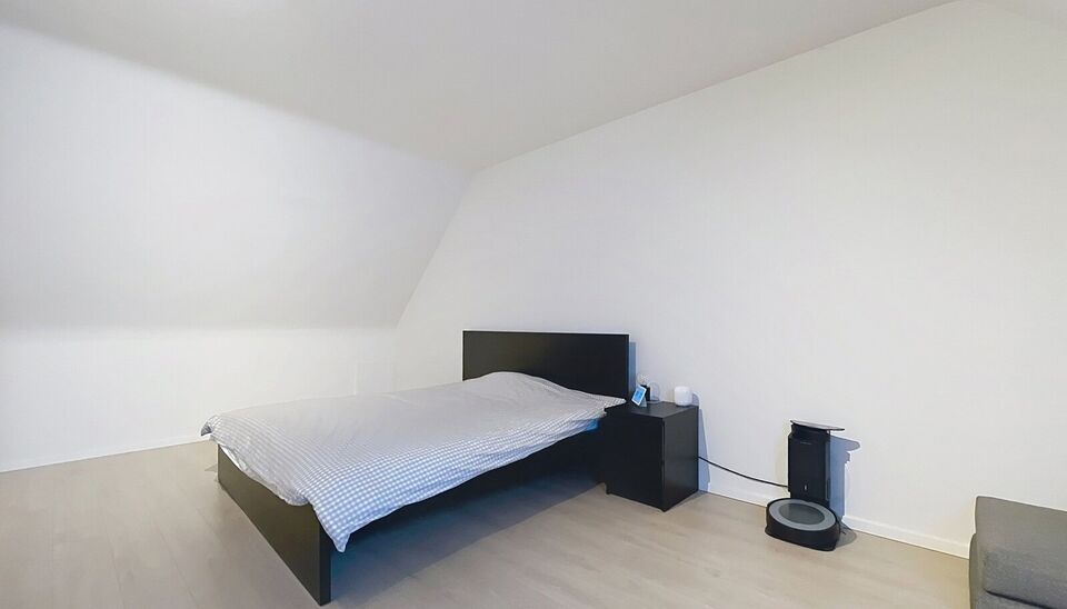 Deze stijlvolle woning uit 2011 bevindt zich op wandelafstand van zowel het ziekenhuis Klina als het centrum van Brasschaat.
Bij binnenkomst treft u een ruime inkomhal. De leefkeuken van ongeveer 29m&sup2; op tegelvloer is volledig uitgerust met een koelkast,