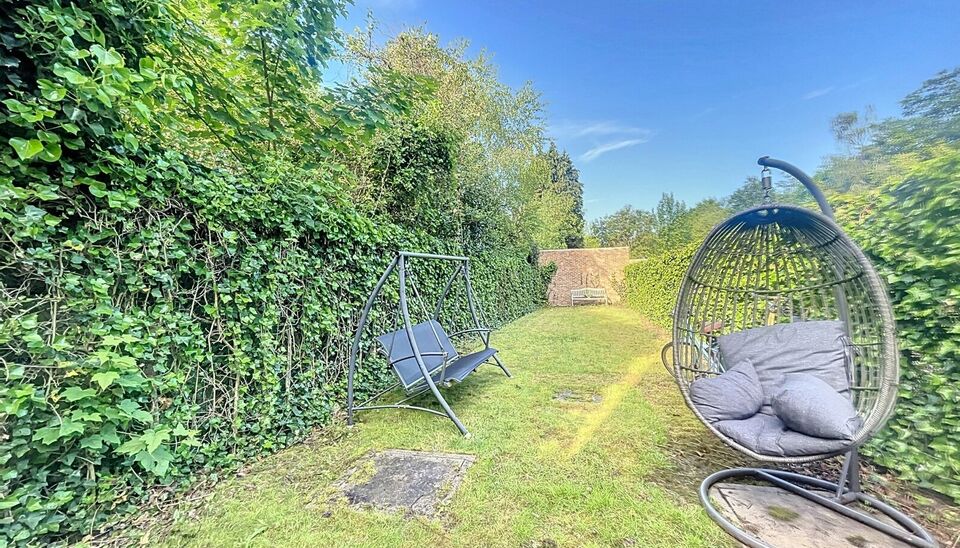 Deze stijlvolle woning uit 2011 bevindt zich op wandelafstand van zowel het ziekenhuis Klina als het centrum van Brasschaat.
Bij binnenkomst treft u een ruime inkomhal. De leefkeuken van ongeveer 29m&sup2; op tegelvloer is volledig uitgerust met een koelkast,