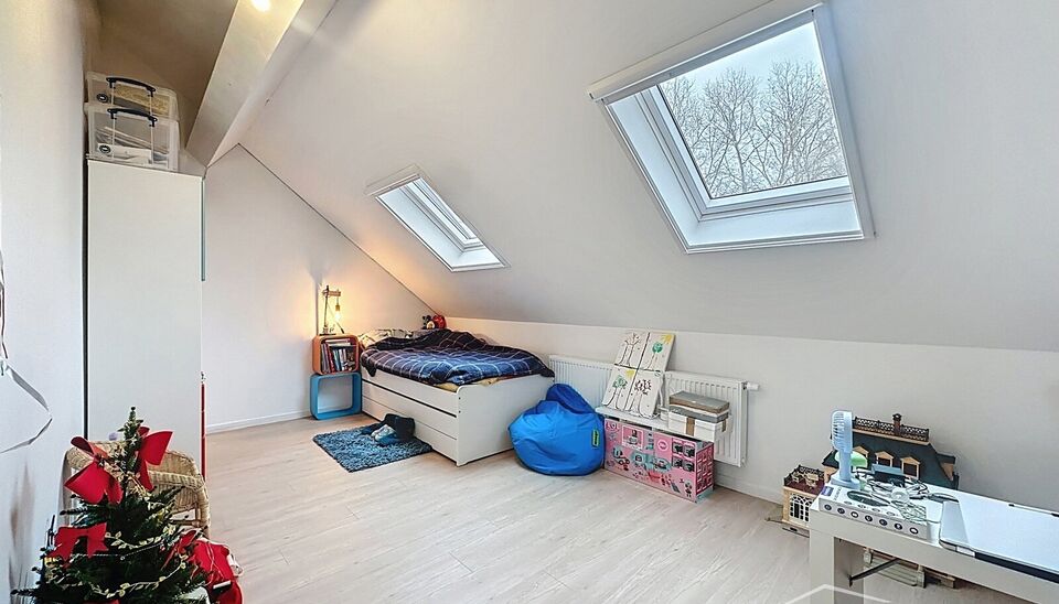 Deze moderne en energiezuinige halfopen bebouwing biedt alle comfort voor een groot gezin of wie houdt van ruimte. De woning beschikt over 5 slaapkamers, een zonnige tuin en een praktische indeling met kwalitatieve afwerking.
Bij binnenkomst betreed je de