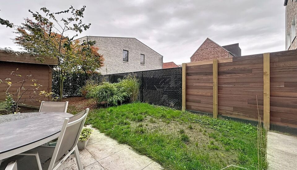 Deze moderne en energiezuinige halfopen bebouwing biedt alle comfort voor een groot gezin of wie houdt van ruimte. De woning beschikt over 5 slaapkamers, een zonnige tuin en een praktische indeling met kwalitatieve afwerking.
Bij binnenkomst betreed je de