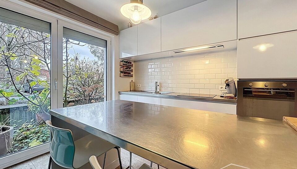 Deze moderne en energiezuinige halfopen bebouwing biedt alle comfort voor een groot gezin of wie houdt van ruimte. De woning beschikt over 5 slaapkamers, een zonnige tuin en een praktische indeling met kwalitatieve afwerking.
Bij binnenkomst betreed je de