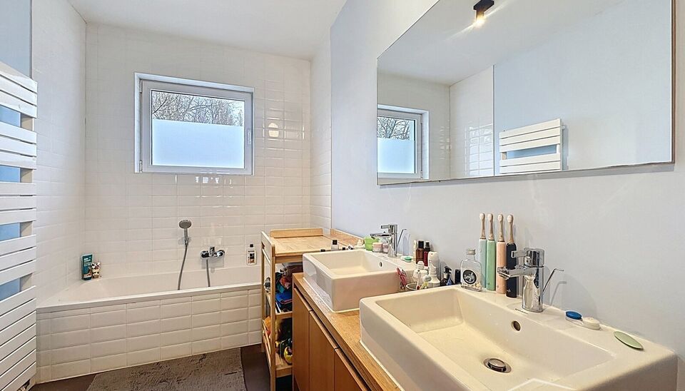 Deze moderne en energiezuinige halfopen bebouwing biedt alle comfort voor een groot gezin of wie houdt van ruimte. De woning beschikt over 5 slaapkamers, een zonnige tuin en een praktische indeling met kwalitatieve afwerking.
Bij binnenkomst betreed je de