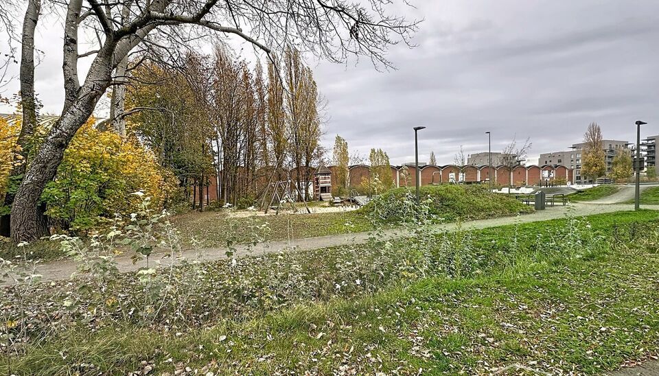 Deze moderne en energiezuinige halfopen bebouwing biedt alle comfort voor een groot gezin of wie houdt van ruimte. De woning beschikt over 5 slaapkamers, een zonnige tuin en een praktische indeling met kwalitatieve afwerking.
Bij binnenkomst betreed je de