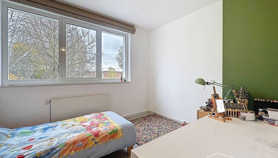 Deze moderne en energiezuinige halfopen bebouwing biedt alle comfort voor een groot gezin of wie houdt van ruimte. De woning beschikt over 5 slaapkamers, een zonnige tuin en een praktische indeling met kwalitatieve afwerking.
Bij binnenkomst betreed je de