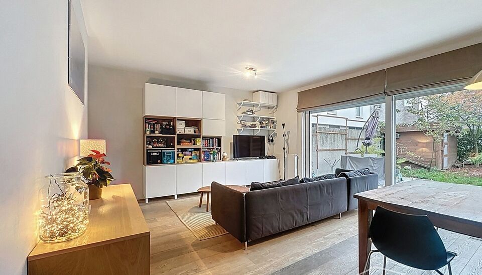 Deze moderne en energiezuinige halfopen bebouwing biedt een uitzonderlijk wooncomfort en is ideaal voor een groot gezin of voor wie ruimte en kwaliteit weet te appreci&euml;ren. De woning telt maar liefst vijf volwaardige slaapkamers, een zonnige tuin en een 