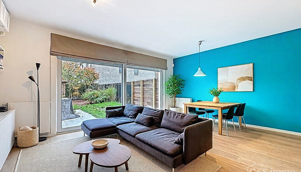 Deze moderne en energiezuinige halfopen bebouwing biedt een uitzonderlijk wooncomfort en is ideaal voor een groot gezin of voor wie ruimte en kwaliteit weet te appreci&euml;ren. De woning telt maar liefst vijf volwaardige slaapkamers, een zonnige tuin en een 