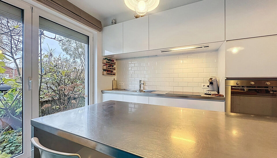 Deze moderne en energiezuinige halfopen bebouwing biedt een uitzonderlijk wooncomfort en is ideaal voor een groot gezin of voor wie ruimte en kwaliteit weet te appreci&euml;ren. De woning telt maar liefst vijf volwaardige slaapkamers, een zonnige tuin en een 