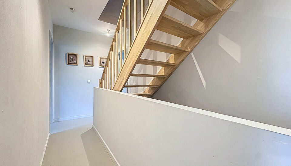 Deze moderne en energiezuinige halfopen bebouwing biedt een uitzonderlijk wooncomfort en is ideaal voor een groot gezin of voor wie ruimte en kwaliteit weet te appreci&euml;ren. De woning telt maar liefst vijf volwaardige slaapkamers, een zonnige tuin en een 