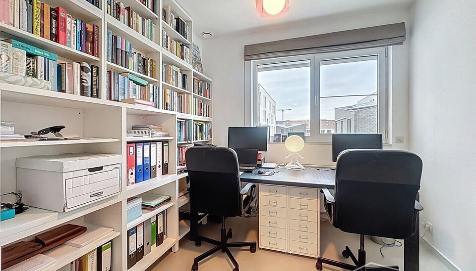 Deze moderne en energiezuinige halfopen bebouwing biedt een uitzonderlijk wooncomfort en is ideaal voor een groot gezin of voor wie ruimte en kwaliteit weet te appreci&euml;ren. De woning telt maar liefst vijf volwaardige slaapkamers, een zonnige tuin en een 