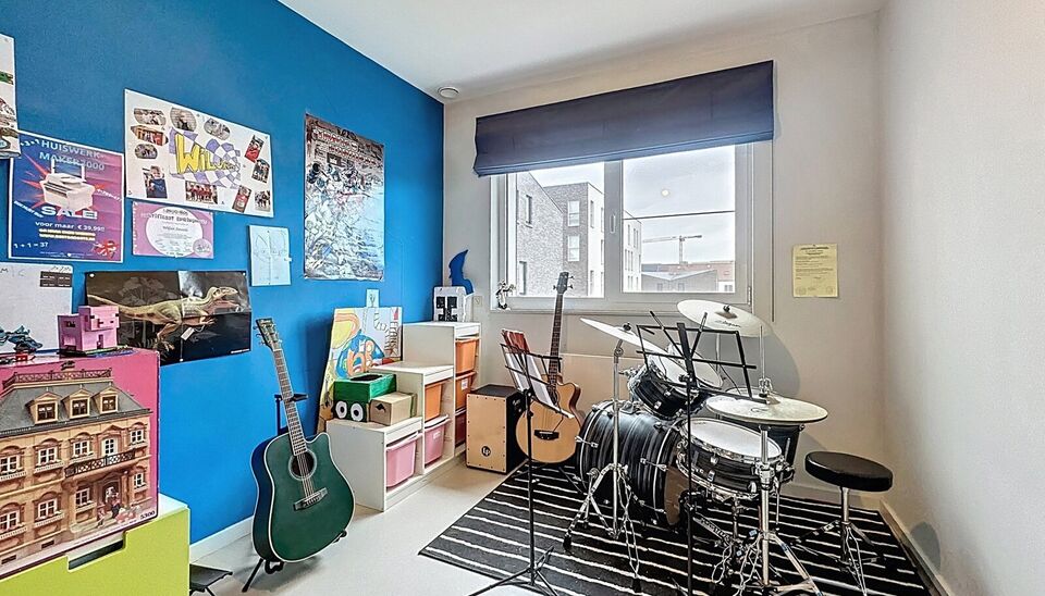 Deze moderne en energiezuinige halfopen bebouwing biedt een uitzonderlijk wooncomfort en is ideaal voor een groot gezin of voor wie ruimte en kwaliteit weet te appreci&euml;ren. De woning telt maar liefst vijf volwaardige slaapkamers, een zonnige tuin en een 