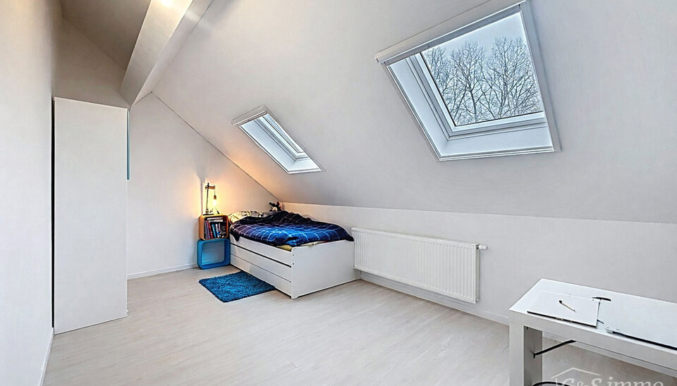 Deze moderne en energiezuinige halfopen bebouwing biedt een uitzonderlijk wooncomfort en is ideaal voor een groot gezin of voor wie ruimte en kwaliteit weet te appreci&euml;ren. De woning telt maar liefst vijf volwaardige slaapkamers, een zonnige tuin en een 