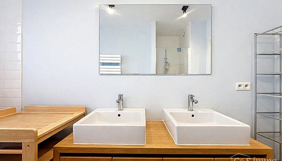 Deze moderne en energiezuinige halfopen bebouwing biedt een uitzonderlijk wooncomfort en is ideaal voor een groot gezin of voor wie ruimte en kwaliteit weet te appreci&euml;ren. De woning telt maar liefst vijf volwaardige slaapkamers, een zonnige tuin en een 