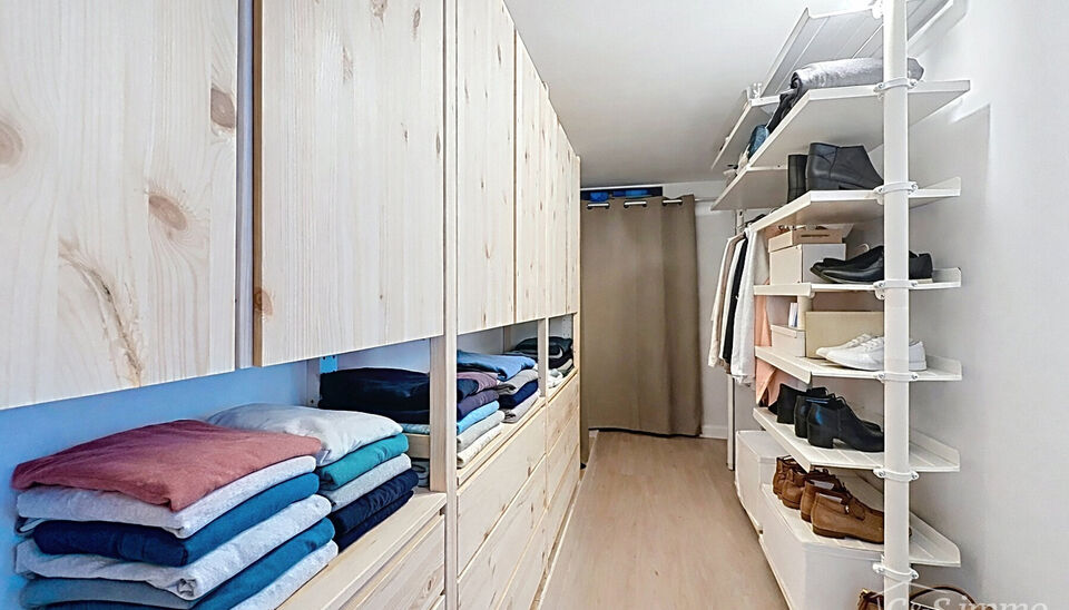 Deze moderne en energiezuinige halfopen bebouwing biedt een uitzonderlijk wooncomfort en is ideaal voor een groot gezin of voor wie ruimte en kwaliteit weet te appreci&euml;ren. De woning telt maar liefst vijf volwaardige slaapkamers, een zonnige tuin en een 