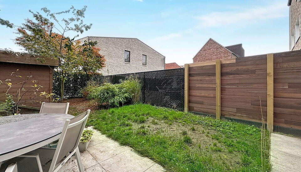 Deze moderne en energiezuinige halfopen bebouwing biedt een uitzonderlijk wooncomfort en is ideaal voor een groot gezin of voor wie ruimte en kwaliteit weet te appreci&euml;ren. De woning telt maar liefst vijf volwaardige slaapkamers, een zonnige tuin en een 