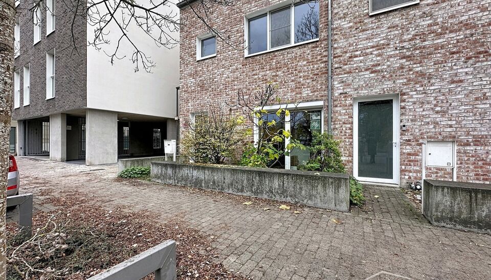 Deze moderne en energiezuinige halfopen bebouwing biedt een uitzonderlijk wooncomfort en is ideaal voor een groot gezin of voor wie ruimte en kwaliteit weet te appreci&euml;ren. De woning telt maar liefst vijf volwaardige slaapkamers, een zonnige tuin en een 