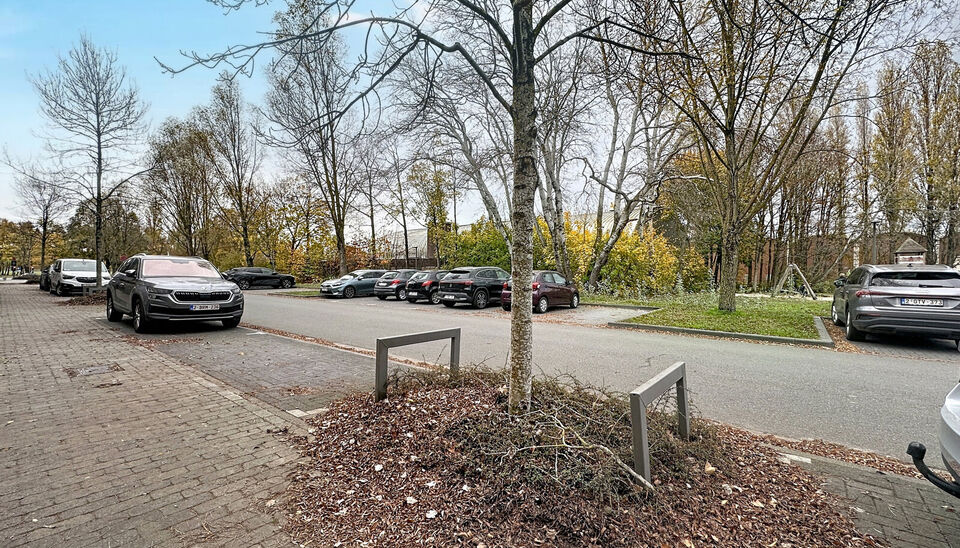 Deze moderne en energiezuinige halfopen bebouwing biedt een uitzonderlijk wooncomfort en is ideaal voor een groot gezin of voor wie ruimte en kwaliteit weet te appreci&euml;ren. De woning telt maar liefst vijf volwaardige slaapkamers, een zonnige tuin en een 