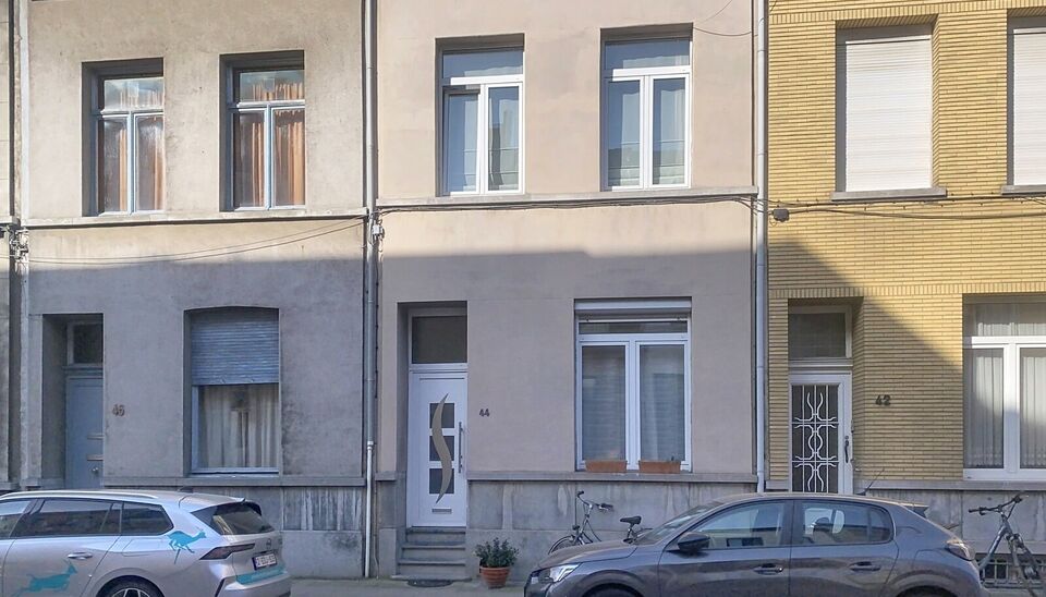 Woning met 4 slaapkamers en terras in de Brederodebuurt. U betreedt het pand via de inkomhal met voldoende ruimte voor een vestiaire. Aan de voorzijde bevindt zich de lichtrijke woonkamer (ca.25 m&sup2;) op tegelvloer. Aan de achterzijde bevindt zich de ruime