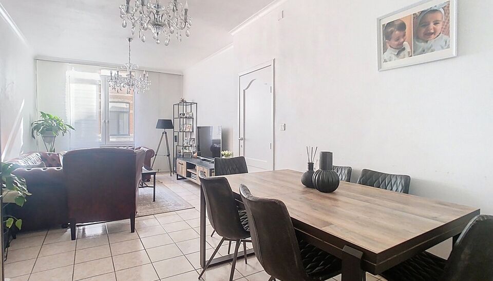 Woning met 4 slaapkamers en terras in de Brederodebuurt. U betreedt het pand via de inkomhal met voldoende ruimte voor een vestiaire. Aan de voorzijde bevindt zich de lichtrijke woonkamer (ca.25 m&sup2;) op tegelvloer. Aan de achterzijde bevindt zich de ruime