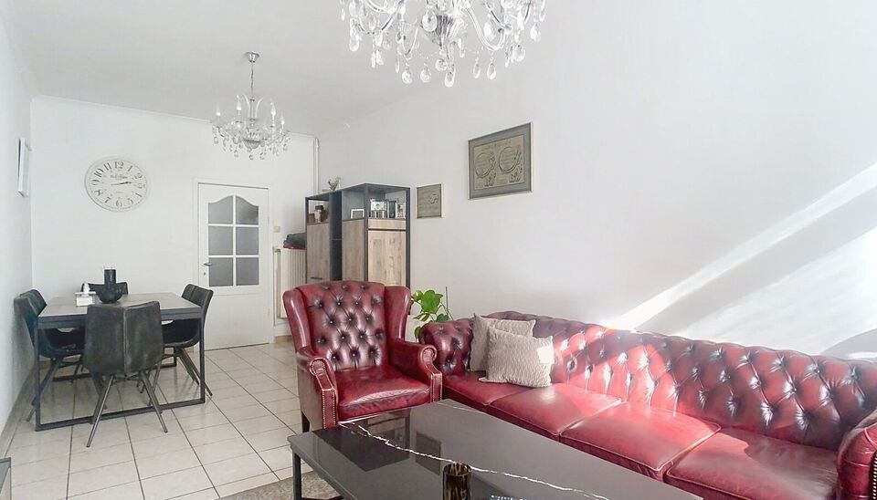 Woning met 4 slaapkamers en terras in de Brederodebuurt. U betreedt het pand via de inkomhal met voldoende ruimte voor een vestiaire. Aan de voorzijde bevindt zich de lichtrijke woonkamer (ca.25 m&sup2;) op tegelvloer. Aan de achterzijde bevindt zich de ruime