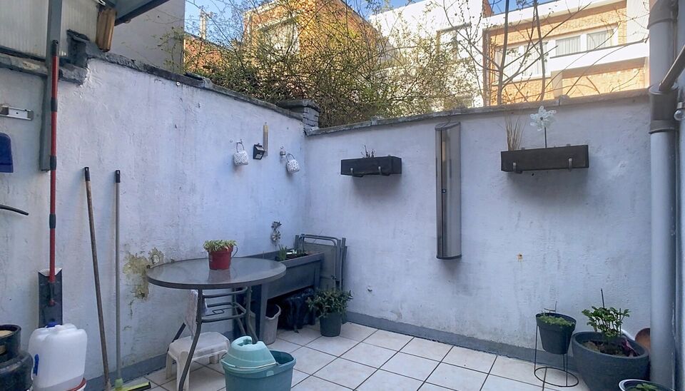 Woning met 4 slaapkamers en terras in de Brederodebuurt. U betreedt het pand via de inkomhal met voldoende ruimte voor een vestiaire. Aan de voorzijde bevindt zich de lichtrijke woonkamer (ca.25 m&sup2;) op tegelvloer. Aan de achterzijde bevindt zich de ruime