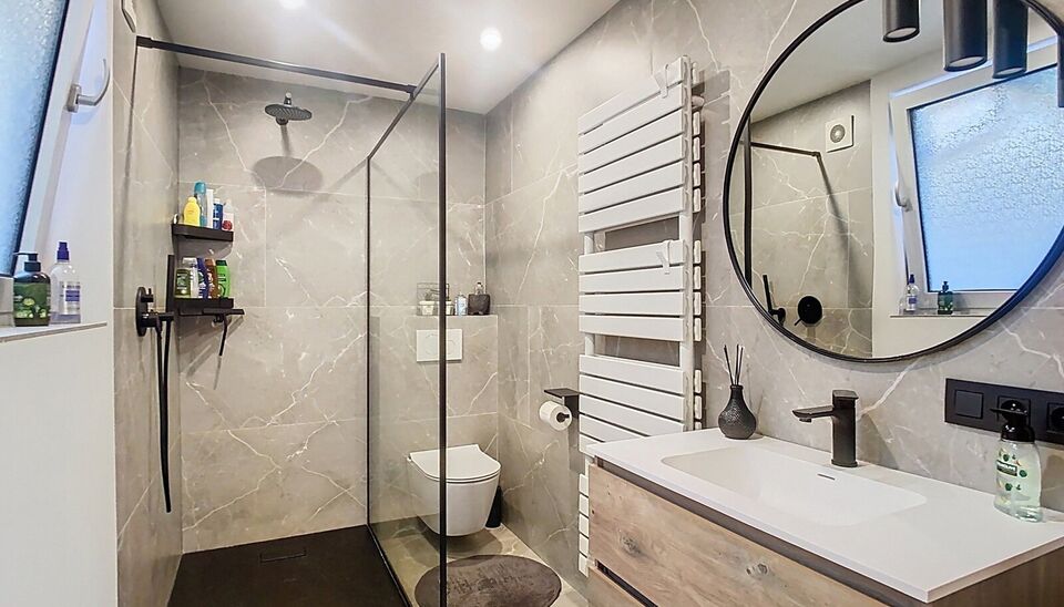 Woning met 4 slaapkamers en terras in de Brederodebuurt. U betreedt het pand via de inkomhal met voldoende ruimte voor een vestiaire. Aan de voorzijde bevindt zich de lichtrijke woonkamer (ca.25 m&sup2;) op tegelvloer. Aan de achterzijde bevindt zich de ruime