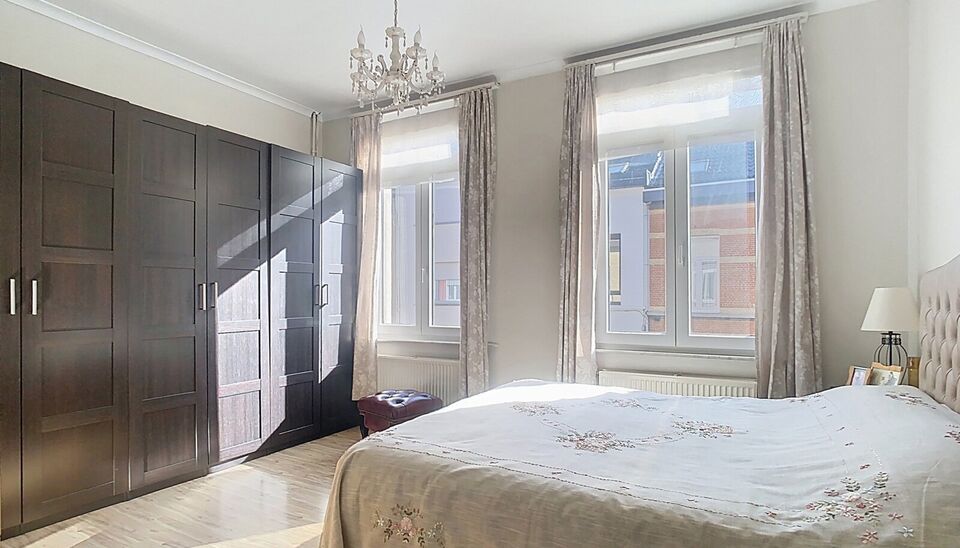 Woning met 4 slaapkamers en terras in de Brederodebuurt. U betreedt het pand via de inkomhal met voldoende ruimte voor een vestiaire. Aan de voorzijde bevindt zich de lichtrijke woonkamer (ca.25 m&sup2;) op tegelvloer. Aan de achterzijde bevindt zich de ruime