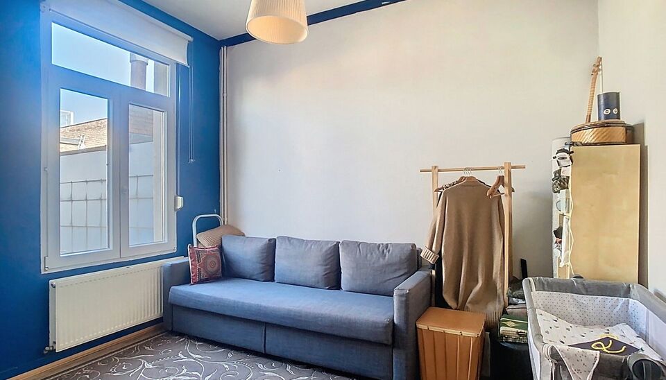 Woning met 4 slaapkamers en terras in de Brederodebuurt. U betreedt het pand via de inkomhal met voldoende ruimte voor een vestiaire. Aan de voorzijde bevindt zich de lichtrijke woonkamer (ca.25 m&sup2;) op tegelvloer. Aan de achterzijde bevindt zich de ruime