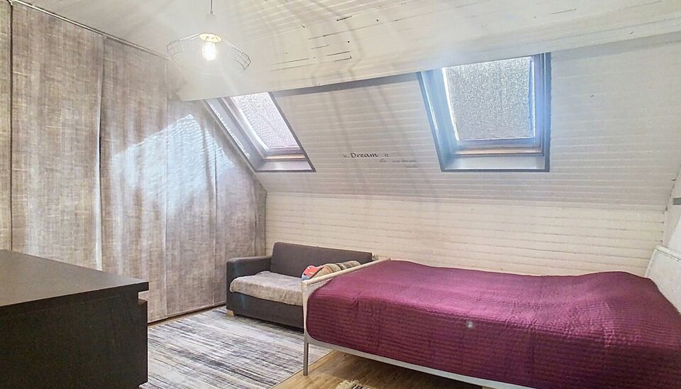 Woning met 4 slaapkamers en terras in de Brederodebuurt. U betreedt het pand via de inkomhal met voldoende ruimte voor een vestiaire. Aan de voorzijde bevindt zich de lichtrijke woonkamer (ca.25 m&sup2;) op tegelvloer. Aan de achterzijde bevindt zich de ruime