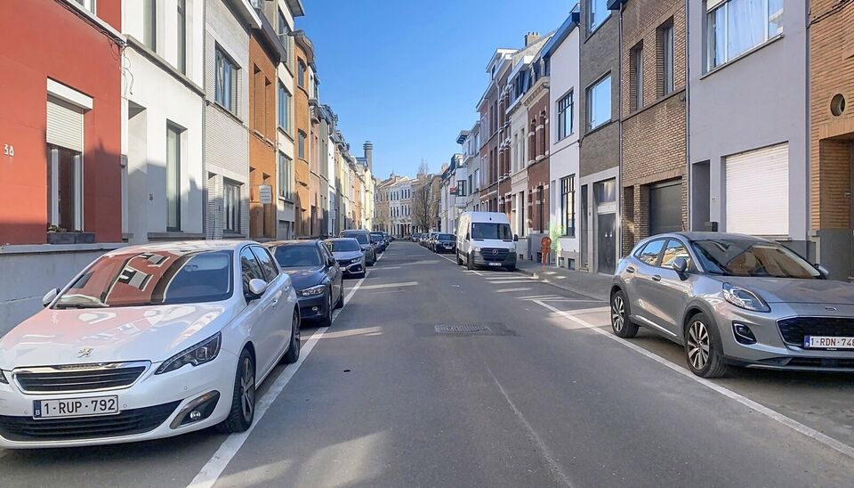 Woning met 4 slaapkamers en terras in de Brederodebuurt. U betreedt het pand via de inkomhal met voldoende ruimte voor een vestiaire. Aan de voorzijde bevindt zich de lichtrijke woonkamer (ca.25 m&sup2;) op tegelvloer. Aan de achterzijde bevindt zich de ruime