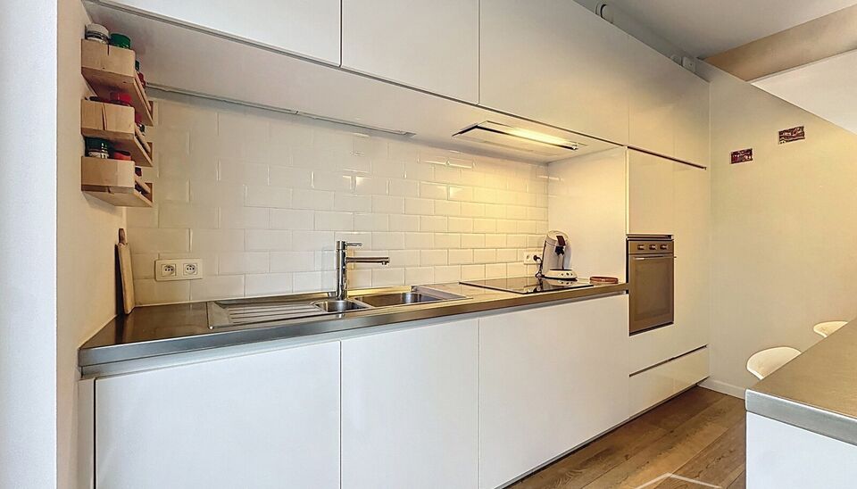 Deze moderne en energiezuinige halfopen bebouwing maakt deel uit van &eacute;&eacute;n van de eerste woonprojecten in de gegeerde wijk Regatta. Wat deze woning extra bijzonder maakt, is haar halfopen karakter &eacute;n de vrije ligging aan de achterzijde, waar geen woning 