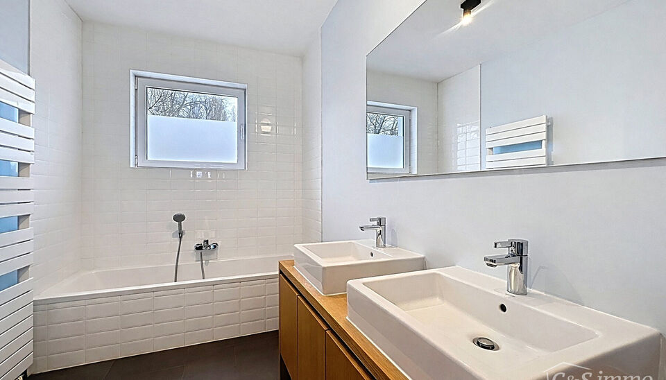 Deze moderne en energiezuinige halfopen bebouwing maakt deel uit van &eacute;&eacute;n van de eerste woonprojecten in de gegeerde wijk Regatta. Wat deze woning extra bijzonder maakt, is haar halfopen karakter &eacute;n de vrije ligging aan de achterzijde, waar geen woning 