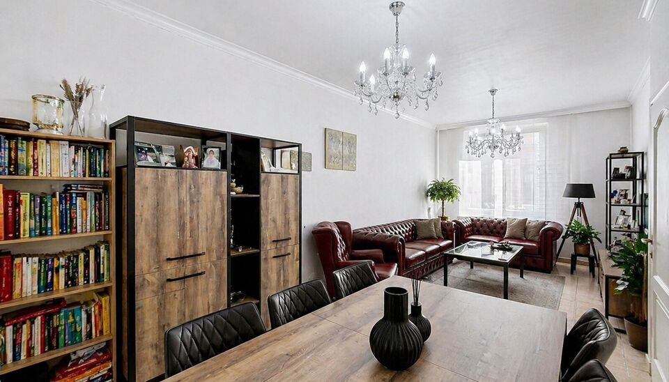 Woning met 4 slaapkamers en terras in de Brederodebuurt. U betreedt het pand via de inkomhal met voldoende ruimte voor een vestiaire. Aan de voorzijde bevindt zich de lichtrijke woonkamer (ca.25 m&sup2;) op tegelvloer. Aan de achterzijde bevindt zich de ruime