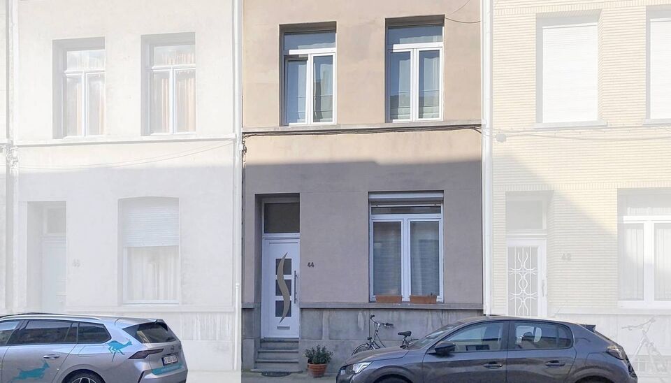 Woning met 4 slaapkamers en terras in de Brederodebuurt. U betreedt het pand via de inkomhal met voldoende ruimte voor een vestiaire. Aan de voorzijde bevindt zich de lichtrijke woonkamer (ca.25 m&sup2;) op tegelvloer. Aan de achterzijde bevindt zich de ruime