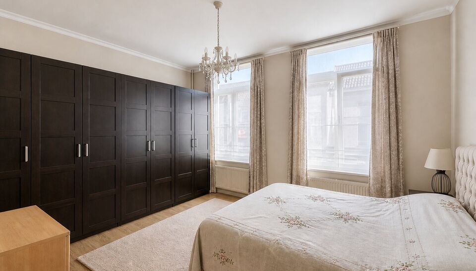 Woning met 4 slaapkamers en terras in de Brederodebuurt. U betreedt het pand via de inkomhal met voldoende ruimte voor een vestiaire. Aan de voorzijde bevindt zich de lichtrijke woonkamer (ca.25 m&sup2;) op tegelvloer. Aan de achterzijde bevindt zich de ruime