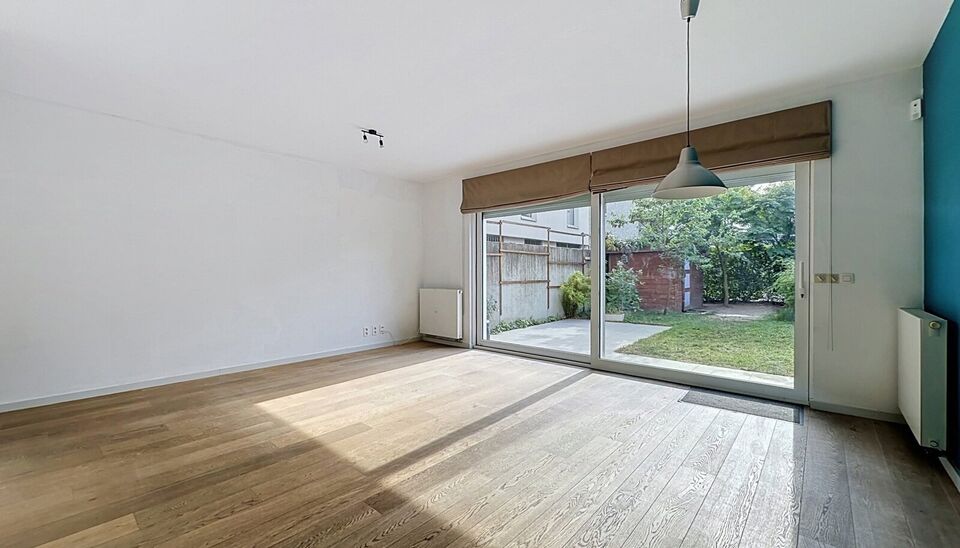 Deze moderne en energiezuinige halfopen bebouwing maakt deel uit van &eacute;&eacute;n van de eerste woonprojecten in de gegeerde wijk Regatta. Wat deze woning extra bijzonder maakt, is haar halfopen karakter &eacute;n de vrije ligging aan de achterzijde, waar geen woning 