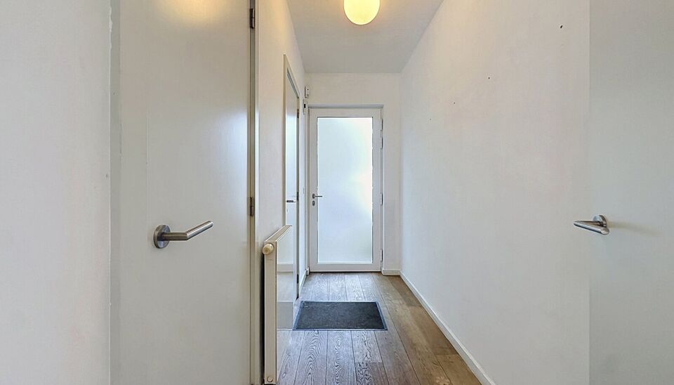 Deze moderne en energiezuinige halfopen bebouwing maakt deel uit van &eacute;&eacute;n van de eerste woonprojecten in de gegeerde wijk Regatta. Wat deze woning extra bijzonder maakt, is haar halfopen karakter &eacute;n de vrije ligging aan de achterzijde, waar geen woning 