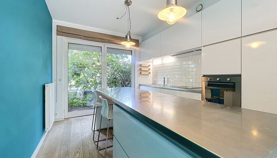 Deze moderne en energiezuinige halfopen bebouwing maakt deel uit van &eacute;&eacute;n van de eerste woonprojecten in de gegeerde wijk Regatta. Wat deze woning extra bijzonder maakt, is haar halfopen karakter &eacute;n de vrije ligging aan de achterzijde, waar geen woning 