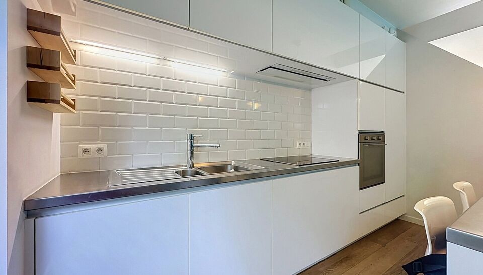 Deze moderne en energiezuinige halfopen bebouwing maakt deel uit van &eacute;&eacute;n van de eerste woonprojecten in de gegeerde wijk Regatta. Wat deze woning extra bijzonder maakt, is haar halfopen karakter &eacute;n de vrije ligging aan de achterzijde, waar geen woning 
