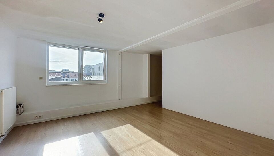 Deze moderne en energiezuinige halfopen bebouwing maakt deel uit van &eacute;&eacute;n van de eerste woonprojecten in de gegeerde wijk Regatta. Wat deze woning extra bijzonder maakt, is haar halfopen karakter &eacute;n de vrije ligging aan de achterzijde, waar geen woning 