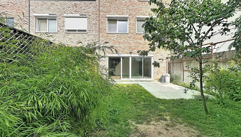 Deze moderne en energiezuinige halfopen bebouwing maakt deel uit van &eacute;&eacute;n van de eerste woonprojecten in de gegeerde wijk Regatta. Wat deze woning extra bijzonder maakt, is haar halfopen karakter &eacute;n de vrije ligging aan de achterzijde, waar geen woning 
